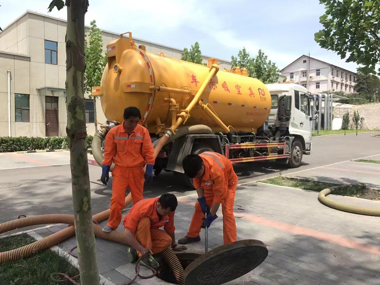 路南管道疏通车停在窨井附近