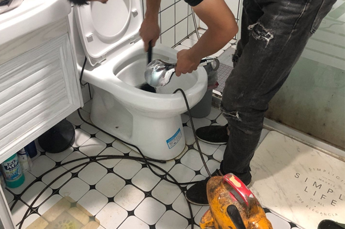 路南马桶堵塞自己疏通还是找师傅？专业上门服务让你省时更省心